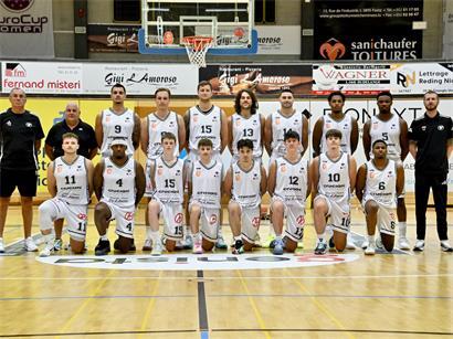 Vordere Reihe (v.l.): Olivier Summer, Denell Stephens, Tom Kloos, Jesse Papa, Daris Honcic, Justin Lux, Uros Malesevic, Fabian Agbodenou, hintere Reihe (v.l.): Yves Defraigne (Coach), Mike Smith (Assistant-Coach), Finn Reisdorffer, Christopher Jack, Andy Eicke, Dino Ceman, Domenick Sleva, Ivan Delgado, Jimmie Taylor, Larry Schmitz (Team-Manager)