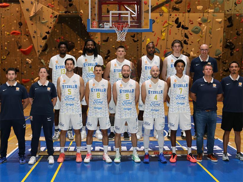 Vordere Reihe (v.l.): Paul Schiltz (Physiotherapeut), Joëlle Agnes (Physiotherapeutin), Thierry Schaaf, Tim Schomer, Frédéric Gutenkauf, Philippe Gutenkauf, Marvin Delgado, Gavin Love (Coach), Thierry Kremer (Assistant-Coach); hintere Reihe (v.l.): Travis Henson, DeAntoni Gordon, Thomas Henkel, Billy McDaniel, Eric Zenners, Jemp Gutenkauf (Team-Manager)