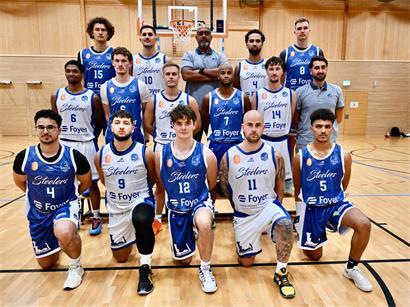 Vordere Reihe (v.l.): Timo Tani, Axel Mendes, Gerry Schuder, Max Schmit, Yassin Attamna; mittlere Reihe (v.l.): Djessie Fernandes, Malcolm Christie, Ermin Babic, Luis de Brito, Raphaël Kemmer, Corentin Bettiol (Assistant-Coach); hintere Reihe (v.l.): Dzenan Eco, Selmin Muric, Alex Pires (Coach), Noah Zucca, Blake Jones