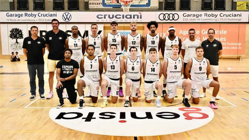 Vordere Reihe (v.l.n.r.): Fabian Agbodenou, Ivan Delgado, Uros Malesevic, Noah Jeitz, Len Guedes, Nils Schroeder, Davide Grün; hintere Reihe (v.l.n.r.): Christophe Ney (Coach), Kevin Steenberge (Assistant-Coach), Jimmie Taylor, Christopher Jack, Finn Reisdorffer, Joe Kalmes, Mekhi Long, Denell Stephens, Cédric Hanus (Physiotherapeut), Cliff Schroeder (Team-Manager)
