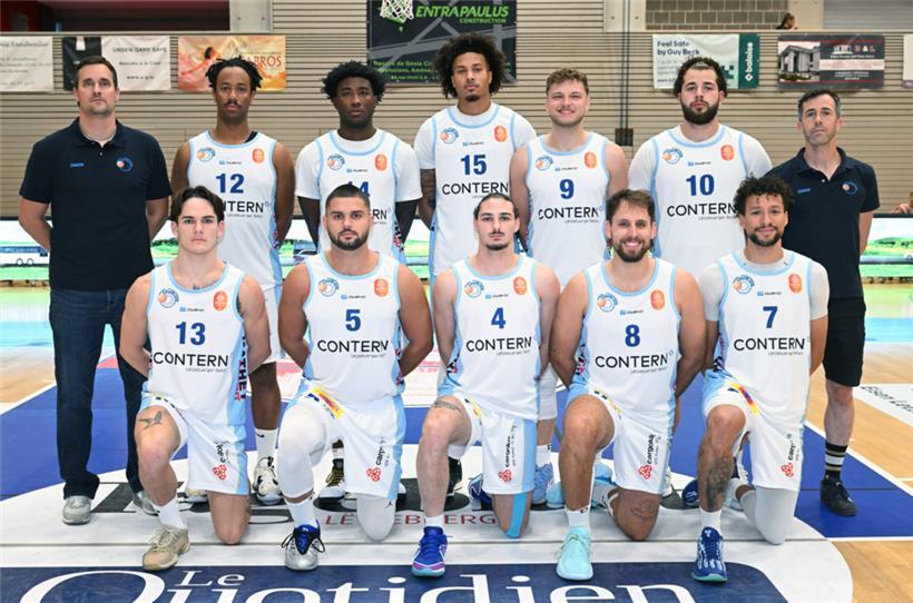 Vordere Reihe (v.l.n.r.): Igor Durovic, Mihailo Andjelkovic, Mathieu Arendt, Christophe, Mertzig, Jeffrey Schumacher; hintere Reihe (v.l.n.r.): Debout: Gabor Boros (Coach), Désiré Louvigny, Jaden House, Josh Ferguson, Olivier Summer, Lazar Lukic, Dan Gonnering (Assistant-Coach)
