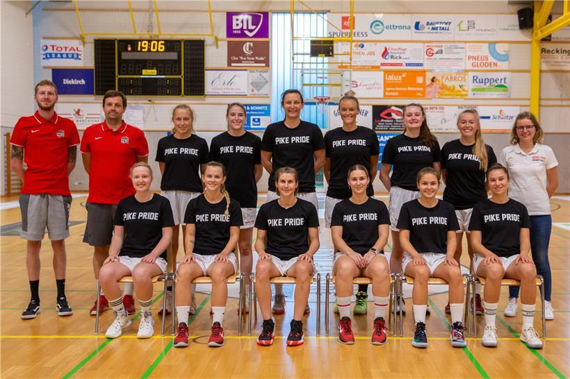 Vordere Reihe (v.l.n.r.): Julia Reuland, Jenna Wolf, Cathy Schmit, Charlie Bidinger, Sarah Migit, Lara Schmit; hintere Reihe (v.l.n.r.): Laurent Schmitz (Assistant-Coach), Louis Wennig (Coach), Emmeli Pfefferle, Mikayla Ferenz, Laure Diederich, Bridget Yoerger, Sarah Gruskovnjak, Jil Mathis, Lisa Ries (Team-Manager)
