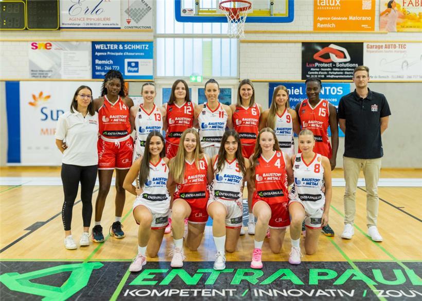 Vordere Reihe (v.l.n.r.): Lea Muacho, Lilli Fischer, Alexandra Weber, Sophie Beffort Neuman, Julie Kayser; hintere Reihe (v.l.n.r.): Pauline Marcel (Assistant-Coach), Destiny Samuel, Lara Degrott, Lesley Leches, Anne Mreches, Julie Nilles, Nanda Kleuls, Mackenzie Daleba, Marc Hahnemann (Coach)
