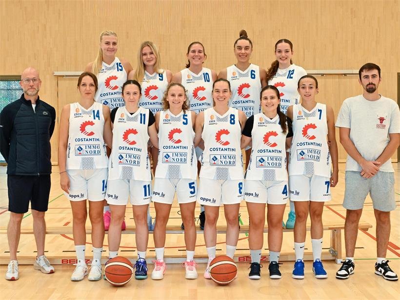 Vordere Reihe (v.l.n.r.): Vincent Gevrey (Coach), Jovana Jaksic, Amra Hasanovic, Joy Baum, Billie Schulté, Laurie Chaumont, Bruna Fonseca, Alex Pinto (Physiotherapeut); hintere Reihe: Eden Nibbelink, Luisa Feyder, Mara Chaumont, Tatsiana Likhtarovich, Luca Stocklausen