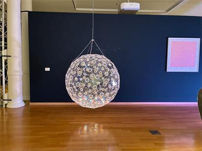 Vorhang auf für die Vielfalt der Formen: In der Ausstellung „SHAPES – Beyond Geometry“ stehen sie im Vordergrund
