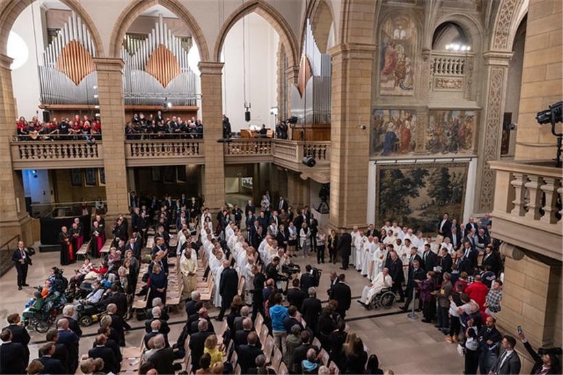 Vorne im Bild Regierungsvertreter und Abgeordnete, dahinter die Priesterschaft: Die Trennung zwischen Kirche und Staat war angesichts des Papstbesuchs mehr schwammige Angelegenheit als klares Konzept
