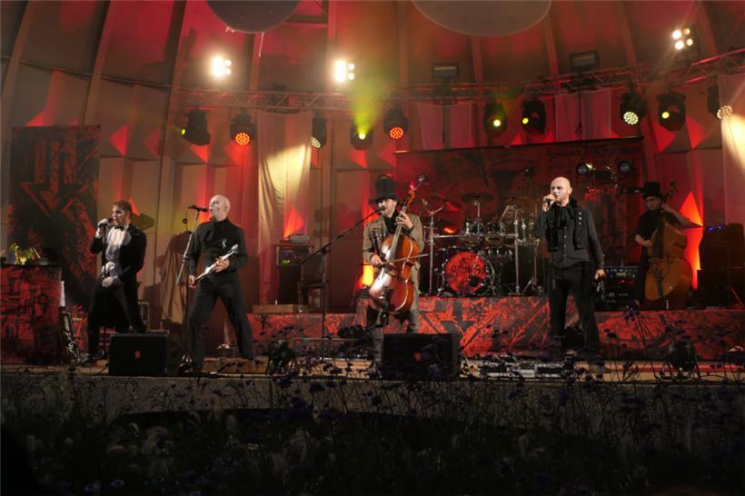 Vorne, v.l.: Bastille (Diener, Gesang), Max Coppella (Klarinette, Gesang), Graf Lindorf (Cello, Gesang) und Le Comte Caspar (Klarinette, Gesang). Im Hintergrund: Linus von Doppelschlag (Schlagwerk) und Sissy Voss (Kontrabass). Ein Nachfolger für den Cellisten Graf Lindorf wird zurzeit gesucht. Einer Konzertreise nach Luxemburg wäre die Kapelle alles andere als abgeneigt.
