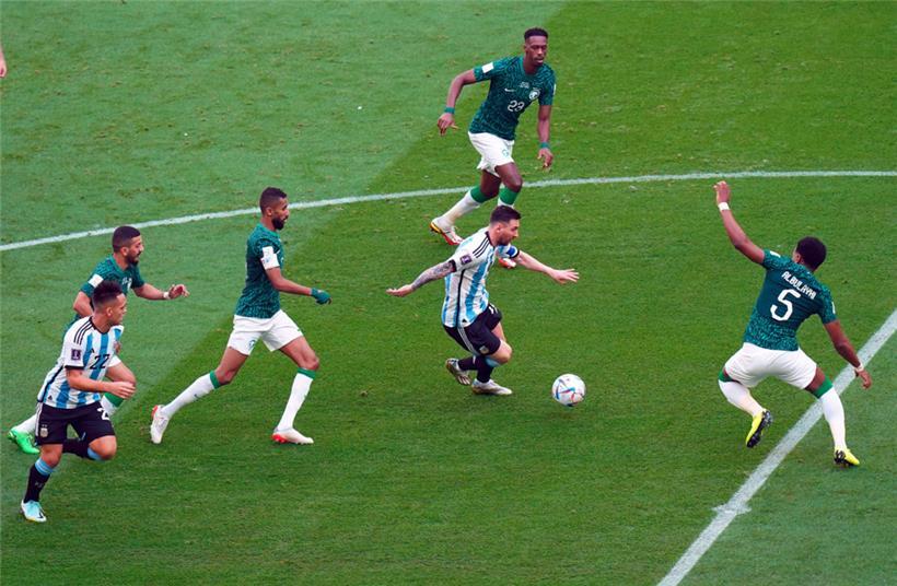 Vorrunde, Gruppe C, Spieltag 1 im Lusail Stadion, Argentiniens Lionel Messi (M) läuft mit dem Ball. 
