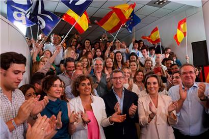 Vorsitzende der rechtsgerichteten Oppositionspartei Partido Popular (PP), Alberto Núñez Feijóo (4.v.l.) und Dolors Montserrat (3.v.l.), nach den Ergebnissen der Europawahlen am 9. Juni 2024 in Madrid
