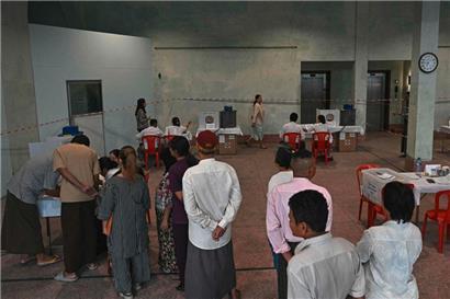 Voters line up inside a polling station during the first phase of Myanmar’s general election in Yangon on December 28, 2025. Polling opened in Myanmar’s heavily restricted junta-run elections, beginning a month-long vote democracy watchdogs describe as a rebranding of military rule. (Photo by Lillian SUWANRUMPHA / AFP)
