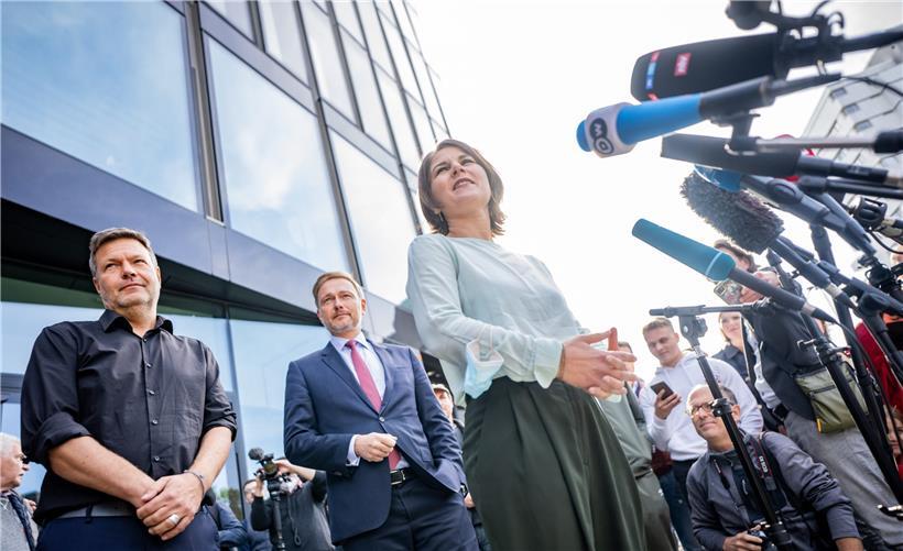 V.r.n.l.: Die Grünen-Vorsitzende Annalena Baerbock, FDP-Chef Christian Lindner und der zweite Grünen-Vorsitzende Robert Habeck haben den wartenden Journalisten nach der zweiten Sondierungsrunde wortreich nichts Inhaltliches aus ihren Gesprächen gesagt
