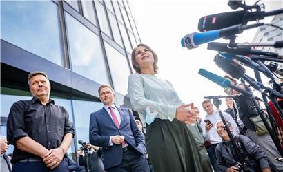 V.r.n.l.: Die Grünen-Vorsitzende Annalena Baerbock, FDP-Chef Christian Lindner und der zweite Grünen-Vorsitzende Robert Habeck haben den wartenden Journalisten nach der zweiten Sondierungsrunde wortreich nichts Inhaltliches aus ihren Gesprächen gesagt
