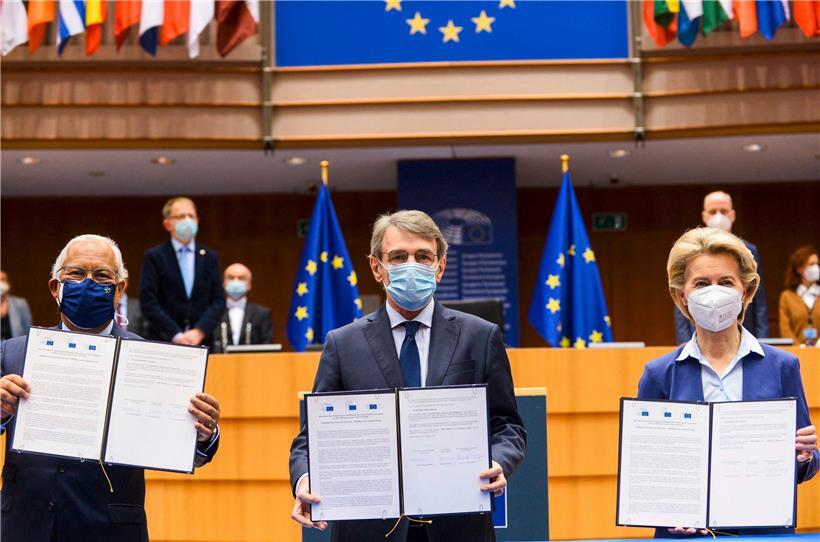 V.r.n.l.: EU-Kommissionschefin Ursula von der Leyen, EP-Präsident David Sassoli und Portugals Premierminister und amtierender Ratspräsident Antonio Costa unterzeichneten am 10. März das Gründungsdokument für die Zukunftskonferenz
