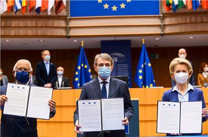 V.r.n.l.: EU-Kommissionschefin Ursula von der Leyen, EP-Präsident David Sassoli und Portugals Premierminister und amtierender Ratspräsident Antonio Costa unterzeichneten am 10. März das Gründungsdokument für die Zukunftskonferenz
