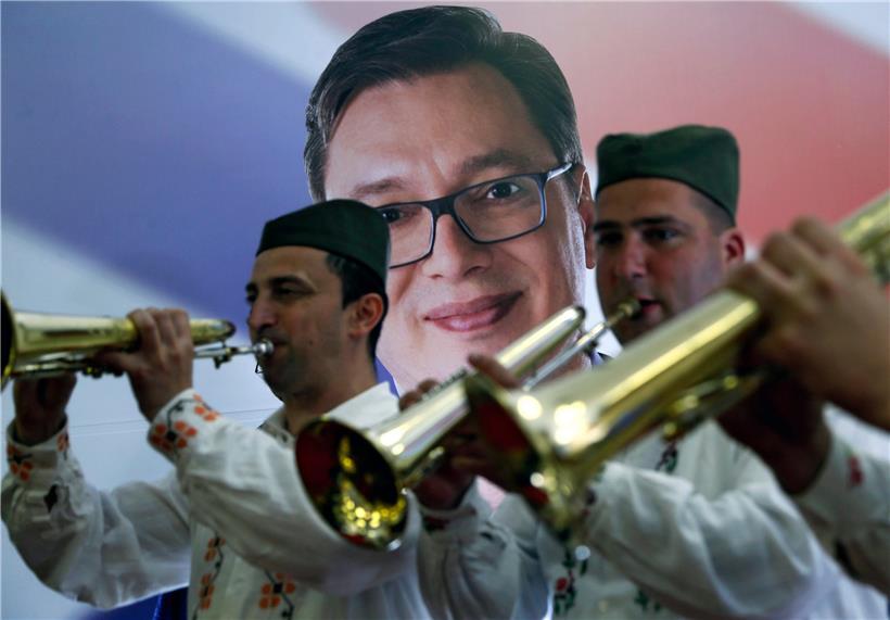 Vucic-Plakat im Jahr 2017: Der Staatschef mimt jetzt den Chefermittler – und schweigt sich zur engen Verquickung von Macht und Mafia wortreich aus
