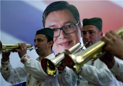 Vucic-Plakat im Jahr 2017: Der Staatschef mimt jetzt den Chefermittler – und schweigt sich zur engen Verquickung von Macht und Mafia wortreich aus
