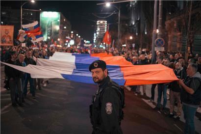 „Vucic verbreitet Angst und Panik“: pro-russische Demonstration in Belgrad mitten im Wahlkampf
