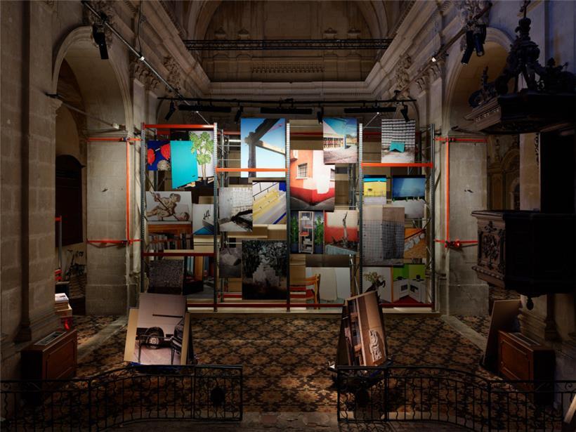 Vue d’ensemble de l’étagère monumentale qui fait écran entre l’entrée de la chapelle et l’autel 
