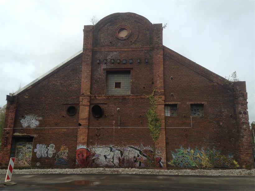 Vers la privatisation du patrimoine industriel? Vue frontale de l’une des anciennes halles de coulée de l’usine, adjacente à la ligne des hauts fourneaux de Terre Rouge (cliché pris en septembre 2020 avant le début des travaux de transformation de la halle)