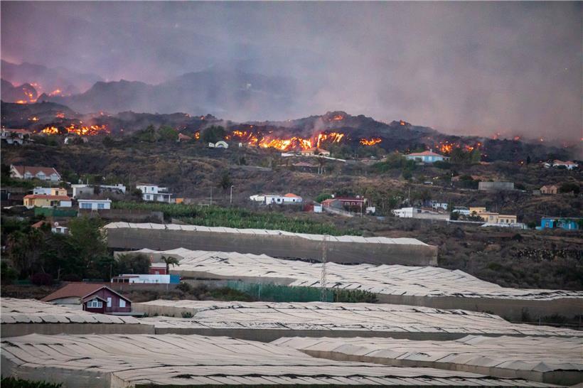 Vulkanausbruch auf La Palma: Die Lava frisst sich hart an Wohnsiedlungen und Agrarflächen entlang in Richtung Meer
