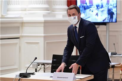 „Wa mer e Mëttwoch géifen en Text unhuelen, wier ech frou, wann deen de Samschdeg kéint gestëmmt ginn. (…) Wann dat net de Fall ass, da muss een iwwer den état de crise kënnen diskutéieren“, sagte Premierminister Xavier Bettel (DP) am Samstag auf Radio 100,7.

