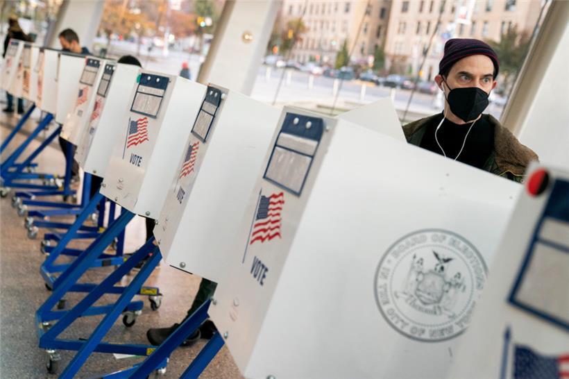 Wähler füllen ihre Stimmzettel in einem Wahllokal im Brooklyn Museum aus

