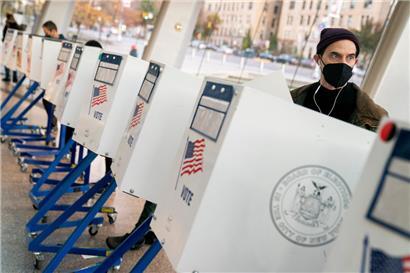 Wähler füllen ihre Stimmzettel in einem Wahllokal im Brooklyn Museum aus
