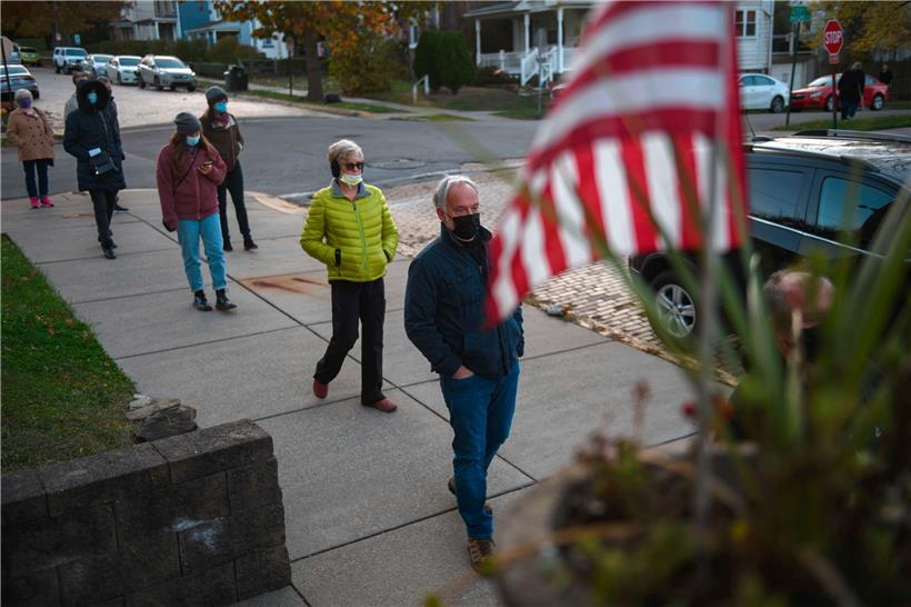 Wähler stehen am 3. November 2020 an der Oakmont United Methodist Church in Oakmont, Pennsylvania, einer Vorstadtgemeinde außerhalb von Pittsburgh, Schlange
