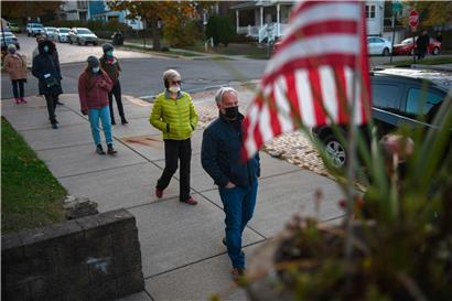 Wähler stehen am 3. November 2020 an der Oakmont United Methodist Church in Oakmont, Pennsylvania, einer Vorstadtgemeinde außerhalb von Pittsburgh, Schlange
