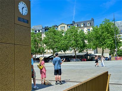 Hitzewelle Ende Juni am Knuedler in Luxemburg-Stadt mit kaum vorhandenem Schatten und strahlendem Sonnenschein