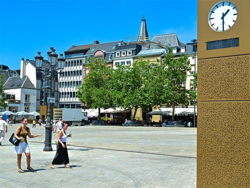 Hitzewelle Ende Juni am Knuedler in Luxemburg-Stadt mit kaum vorhandenem Schatten und strahlendem Sonnenschein