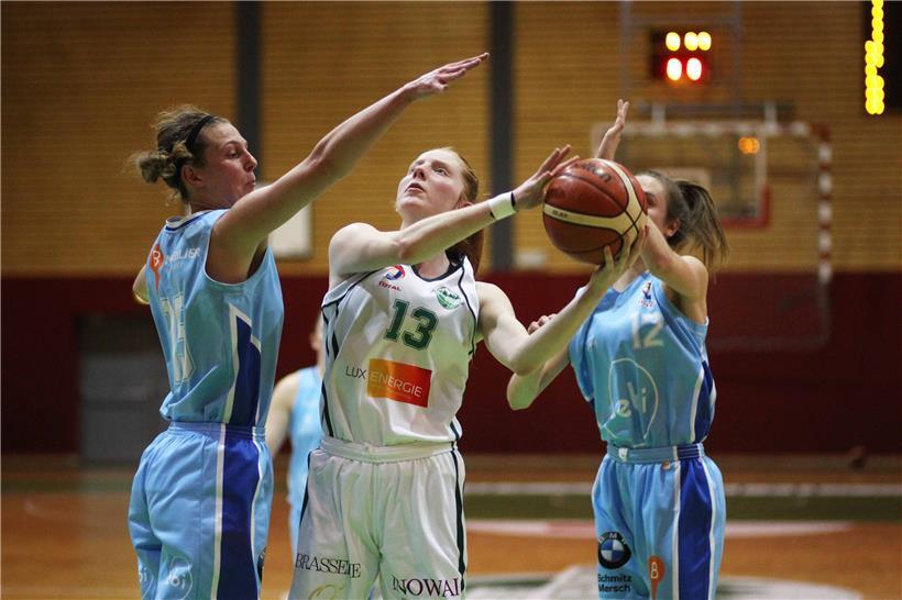 Während Hostert (Laurie Irthum, Nr. 13) in den letzten Jahren viel Geld in den Damenbasketball gesteckt hat, kämpft Walferdingen (Amanda Cahill, Nr. 15, und Tanja De Rond, Nr. 12) immer wieder mit dem Weggang von Nachwuchsspielerinnen
