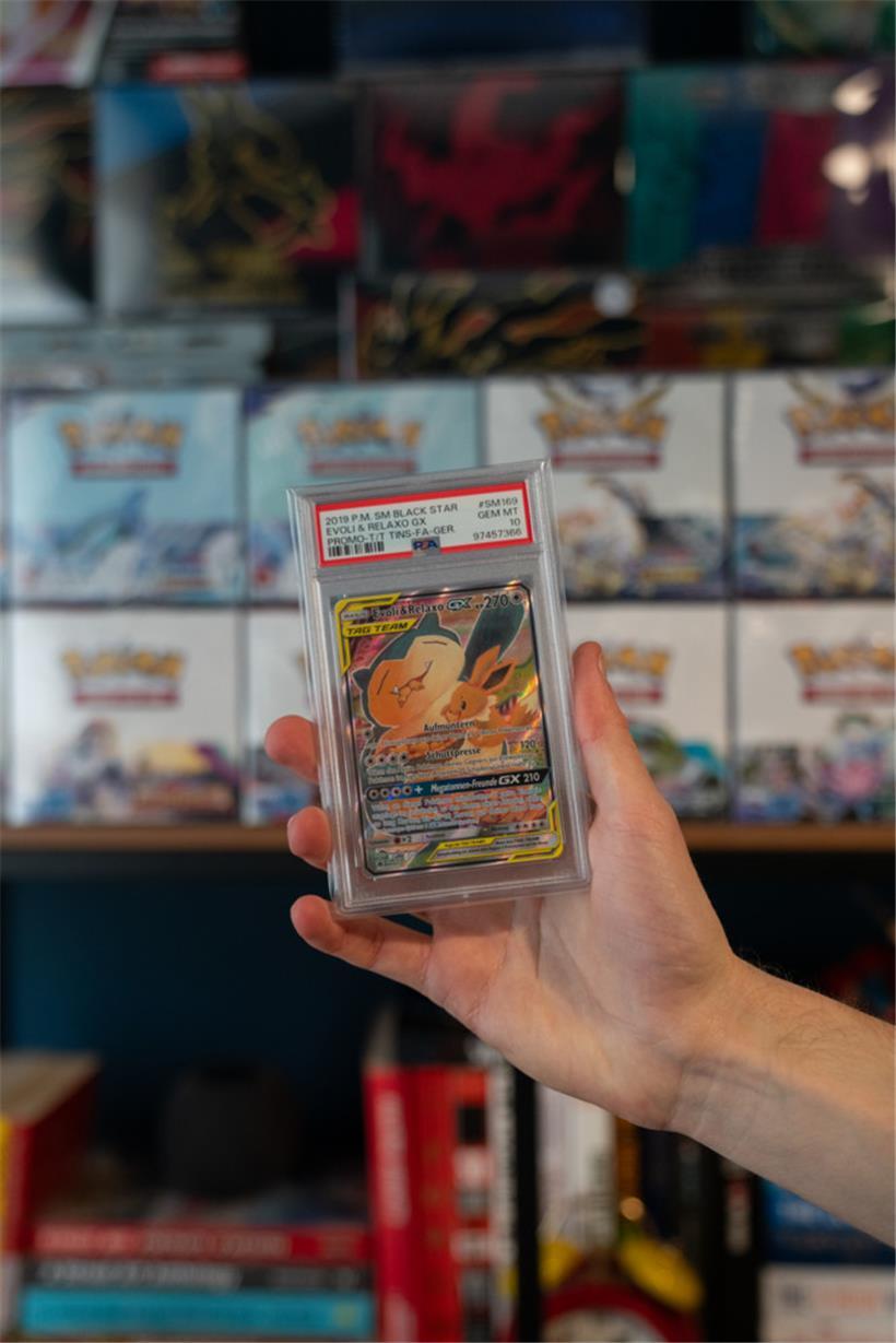 Während Karten früher nur ein Pokémon vor neutralem Hintergrund zeigten, präsent...