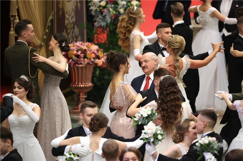 Während Machthaber Alexander Lukaschenko (Mitte) während eines Neujahrsballs für Jugendliche mit einer jungen Frau tanzt, …
