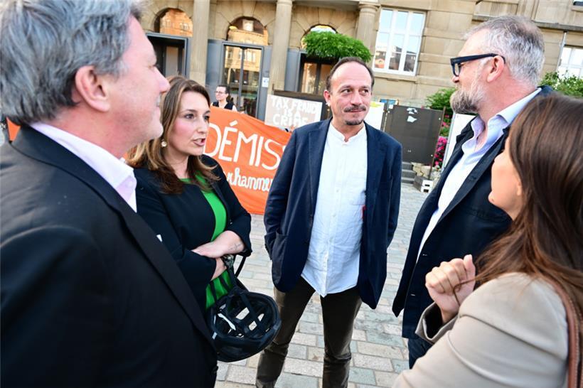 Während Pim Knaff den Hinterausgang wählte, stellten sich Pascal Bermes (CSV), Mandy Ragni („déi gréng“), Marc Baum („déi Lénk“), Steve Faltz und Liz Braz (beide LSAP) nach der Sitzung den Fragen der Journalisten
