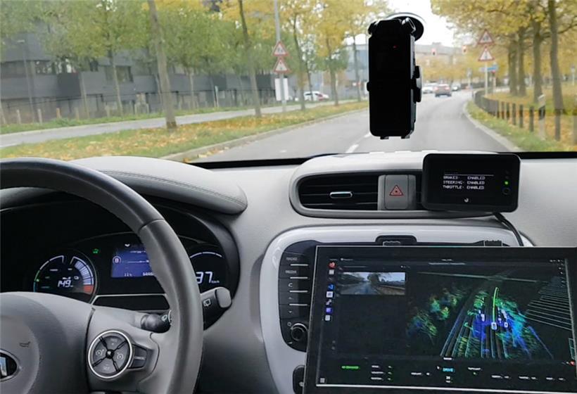 Während Sensoren per Kameras und Laser die Umgebung im Blick halten, dreht das autonome Fahrzeug eine Runde auf dem Kirchberg
