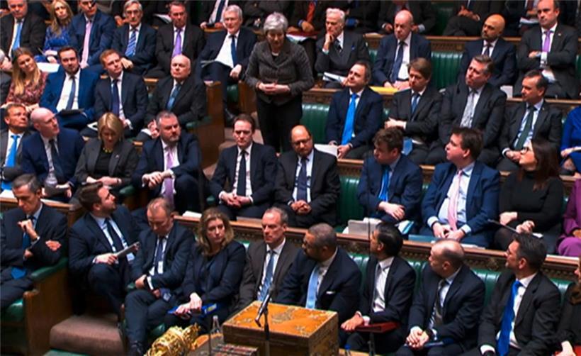 Während Theresa May den Parteivorsitzenden unterstützte, blieb Boris Johnson der Parlamentssitzung fern – wohl eingedenk seiner beträchtlichen Mitverantwortung für die Probleme der jüngsten Zeit
