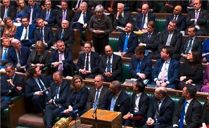 Während Theresa May den Parteivorsitzenden unterstützte, blieb Boris Johnson der Parlamentssitzung fern – wohl eingedenk seiner beträchtlichen Mitverantwortung für die Probleme der jüngsten Zeit
