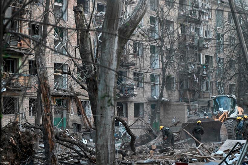 Während US-Präsident Donald Trump davon spricht, eine Einigung mit Russland über Frieden in der Ukraine gefunden zu haben, terrorisiert der russische Machthaber Putin die Menschen in der Ukraine weiterhin mit täglichen Raketen- und Drohnenangriffen
