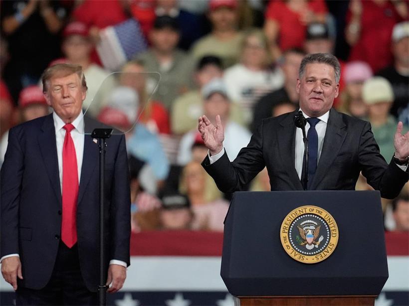 Während US-Präsident Donald Trump im Hintergrund stehend zu schlafen scheint, ist Audi-Chef Gernot Döllner (r.) dem Republikaner in Georgia beim Wahlkampf behilflich