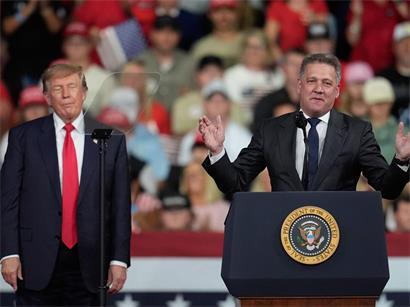Während US-Präsident Donald Trump im Hintergrund stehend zu schlafen scheint, ist Audi-Chef Gernot Döllner (r.) dem Republikaner in Georgia beim Wahlkampf behilflich