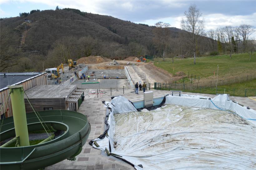 Während das im vergangenen Jahr instand gesetzte Planschbecken (im Vordergrund) mit einer Plane vor Dreck und Staub geschützt ist, laufen die Arbeiten am 50-Meter-Becken auf Hochtouren
