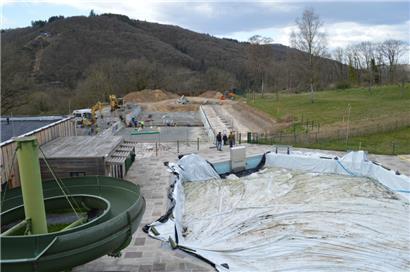 Während das im vergangenen Jahr instand gesetzte Planschbecken (im Vordergrund) mit einer Plane vor Dreck und Staub geschützt ist, laufen die Arbeiten am 50-Meter-Becken auf Hochtouren
