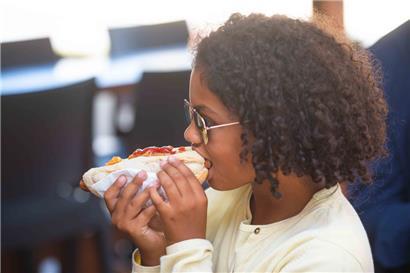 Während den einen hohe Tarife auf den Magen schlagen, lassen andere Gäste der Schobermesse sich den Appetit nicht verderben

