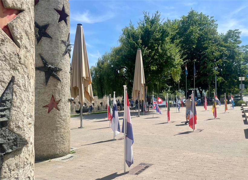 Während der Arbeiten an der Esplanade in Schengen werden die Fahnen der Schengen...