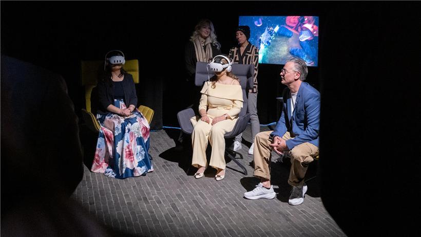 Großherzog besichtigt Forschungsstände im Freien, Großherzogin erlebt virtuelle Realität auf Tablet