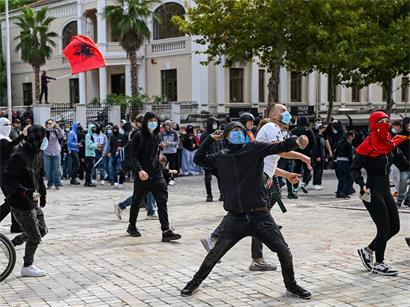 Während der Proteste in Tirana ist es auch am Donnerstag zu Auseinandersetzungen zwischen Protestierenden und der Polizei gekommen