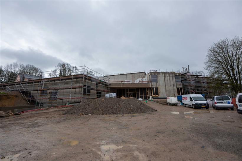 Während der Rohbauphase sind rund 50 Arbeiter auf der Baustelle tätig
