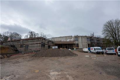 Während der Rohbauphase sind rund 50 Arbeiter auf der Baustelle tätig
