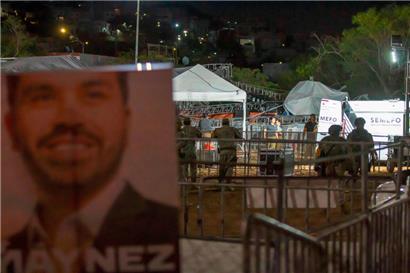 Während der Wahlkampfveranstaltung eines Präsidentschaftskandidaten stürzte im Norden Mexikos am Mittwoch eine Bühne ein, wobei nach Angaben der Behörden mindestens neun Menschen starben und rund 50 weitere verletzt wurden
